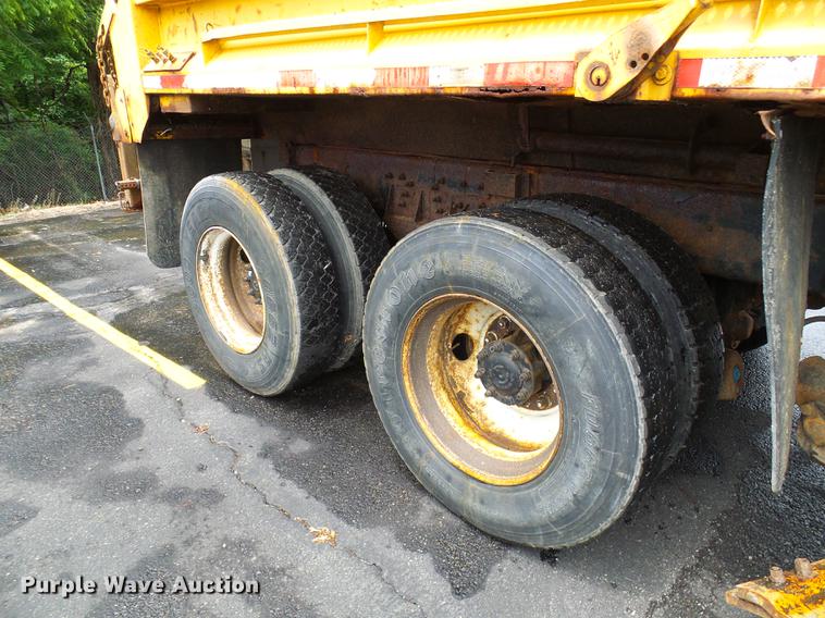 image for item DD8580 2002 International 7400 dump truck