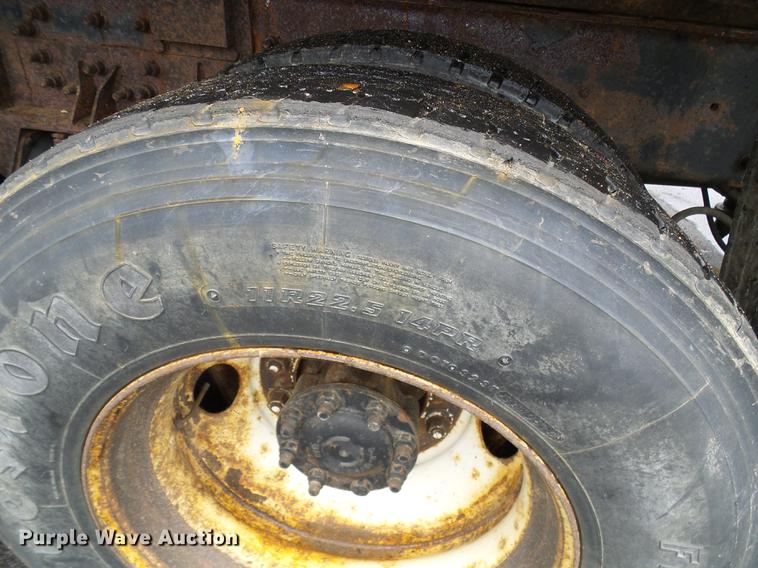 image for item DD8580 2002 International 7400 dump truck