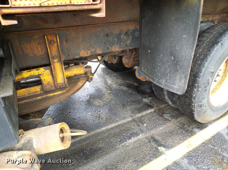 image for item DD8580 2002 International 7400 dump truck