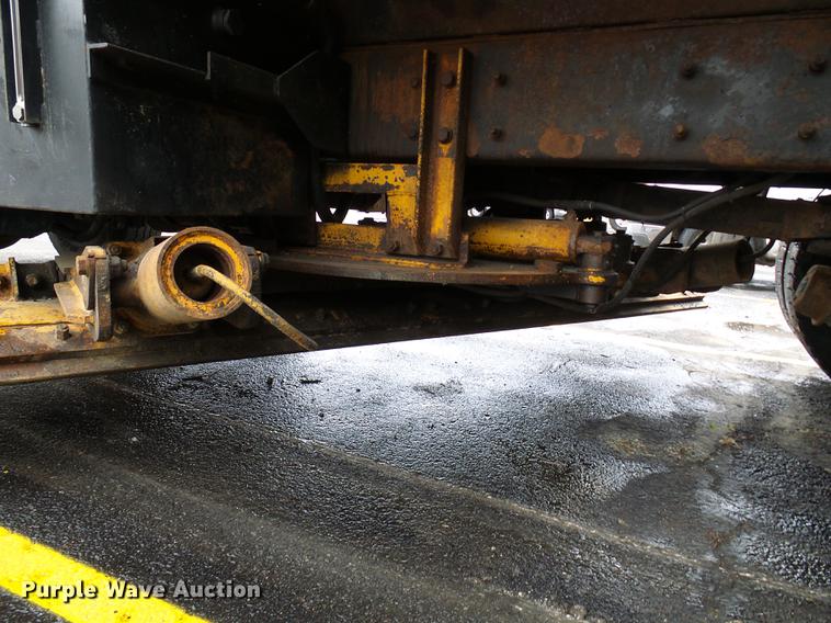 image for item DD8580 2002 International 7400 dump truck