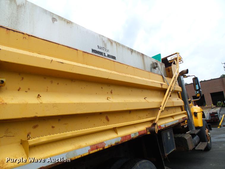 image for item DD8580 2002 International 7400 dump truck