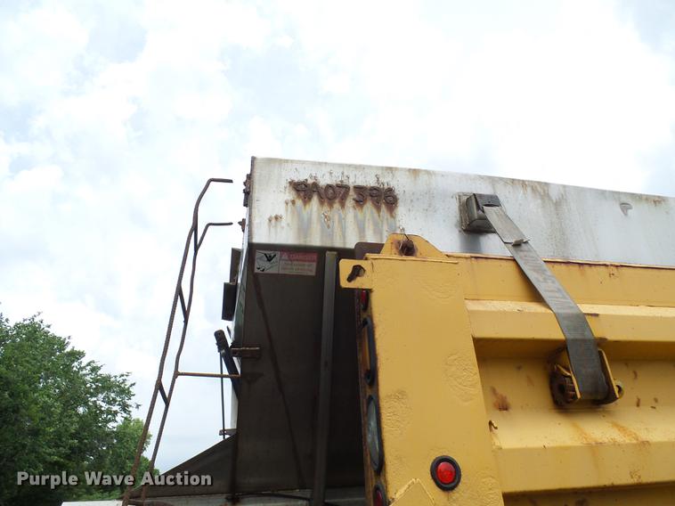 image for item DD8580 2002 International 7400 dump truck