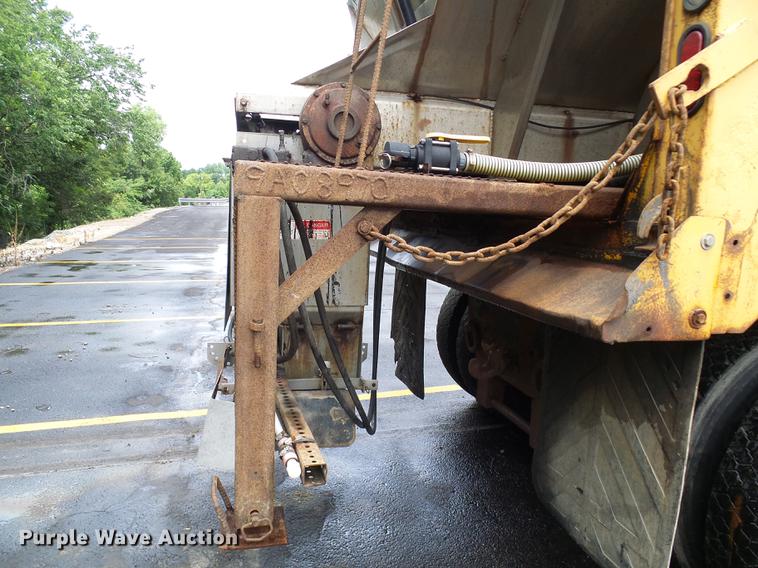 image for item DD8580 2002 International 7400 dump truck