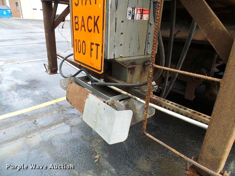 image for item DD8580 2002 International 7400 dump truck