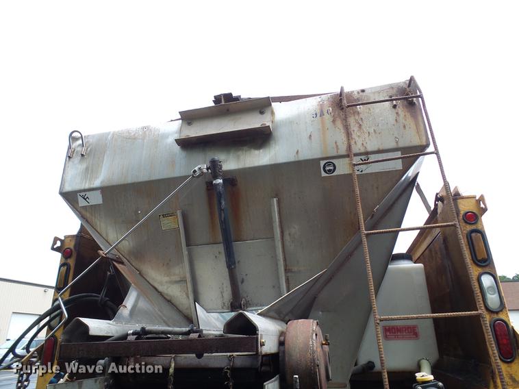 image for item DD8580 2002 International 7400 dump truck