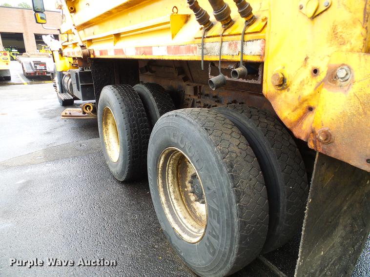 image for item DD8580 2002 International 7400 dump truck