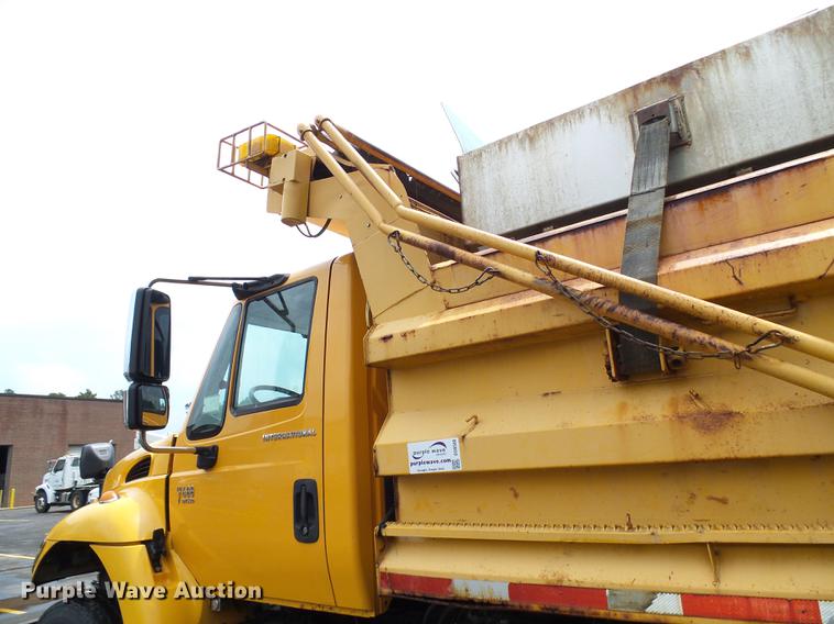 image for item DD8580 2002 International 7400 dump truck