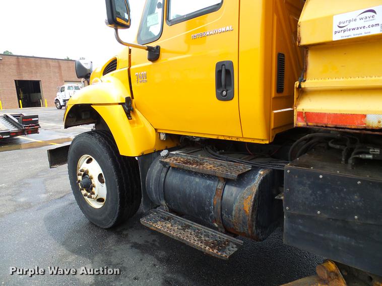 image for item DD8580 2002 International 7400 dump truck
