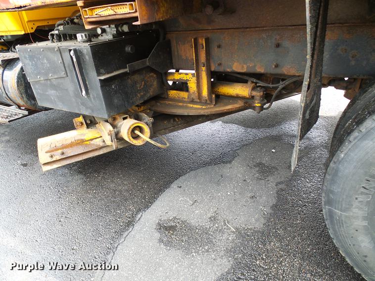 image for item DD8580 2002 International 7400 dump truck