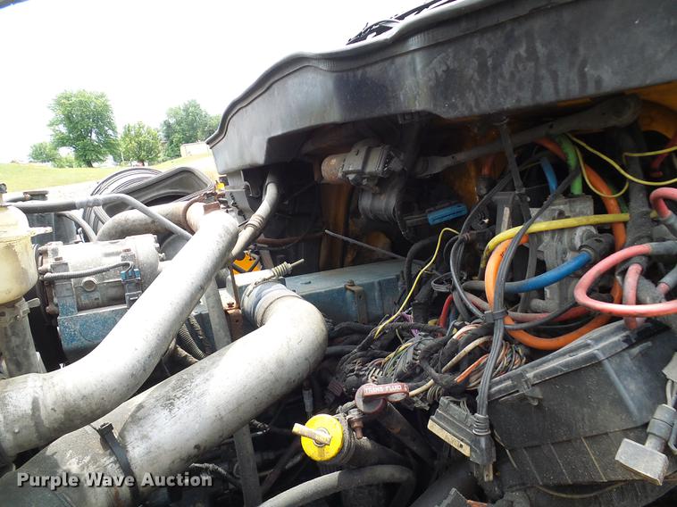 image for item DD8580 2002 International 7400 dump truck