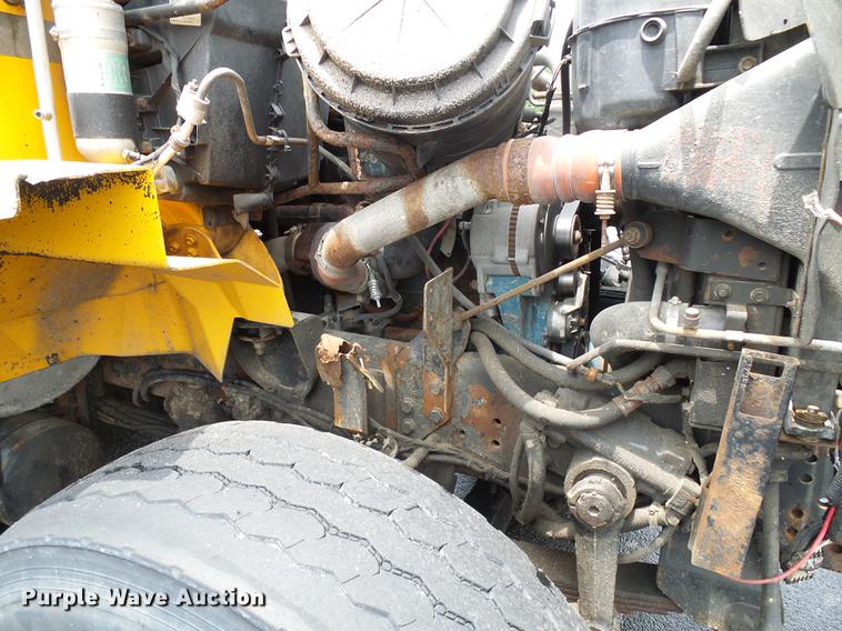 image for item DD8580 2002 International 7400 dump truck