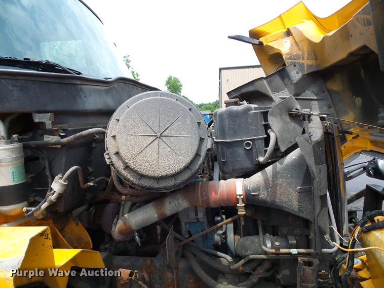 image for item DD8580 2002 International 7400 dump truck