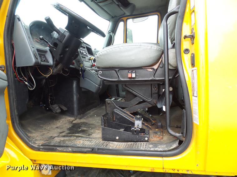 image for item DD8580 2002 International 7400 dump truck