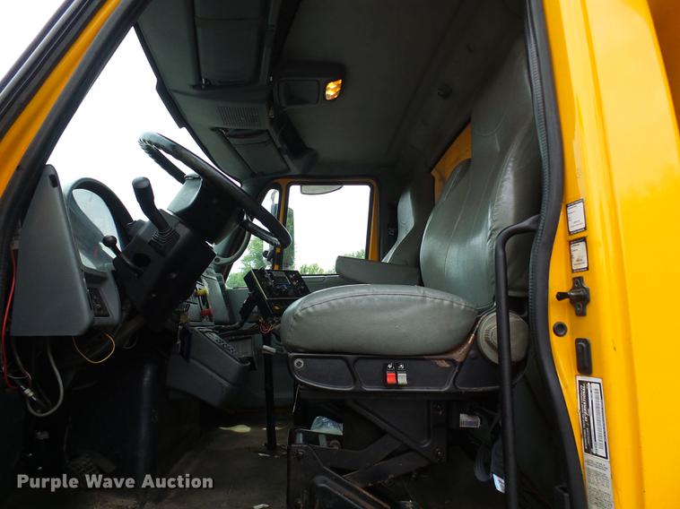 image for item DD8580 2002 International 7400 dump truck