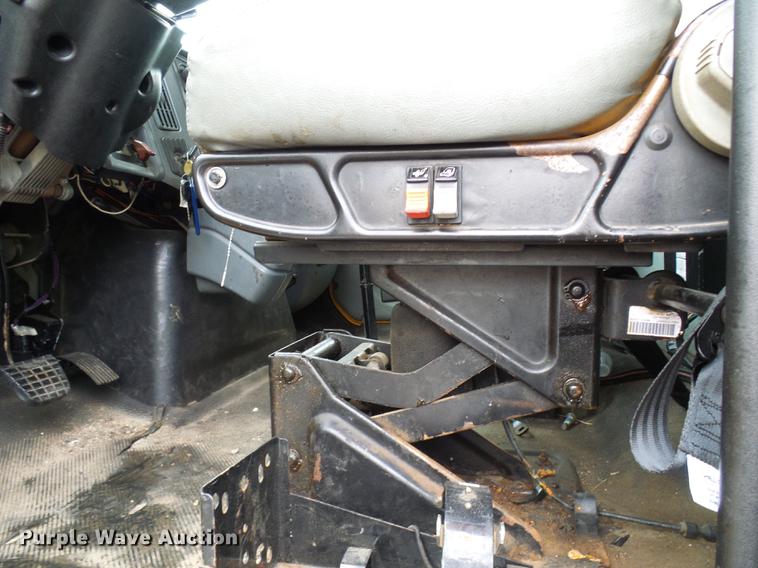 image for item DD8580 2002 International 7400 dump truck