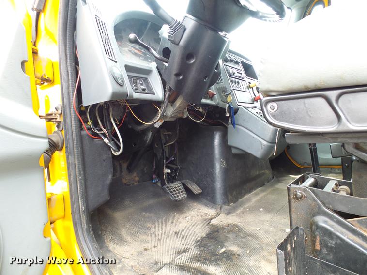 image for item DD8580 2002 International 7400 dump truck