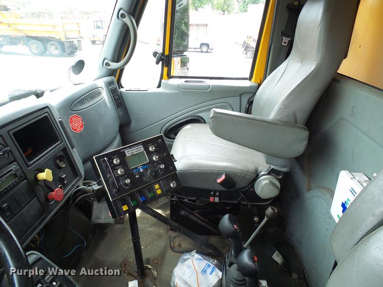 image for item DD8580 2002 International 7400 dump truck