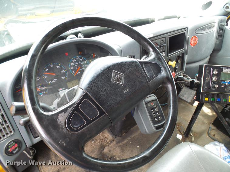 image for item DD8580 2002 International 7400 dump truck