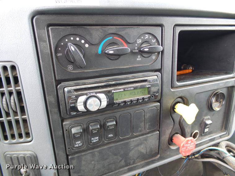 image for item DD8580 2002 International 7400 dump truck