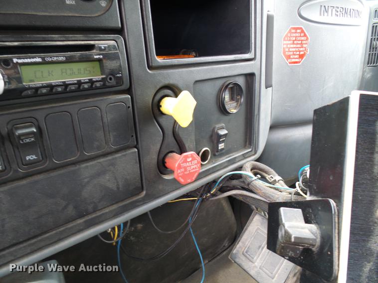 image for item DD8580 2002 International 7400 dump truck