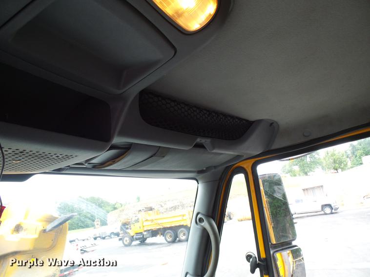 image for item DD8580 2002 International 7400 dump truck