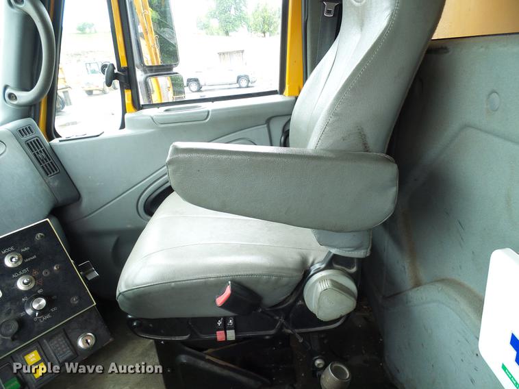 image for item DD8580 2002 International 7400 dump truck