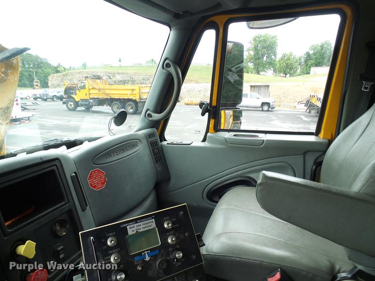 image for item DD8580 2002 International 7400 dump truck