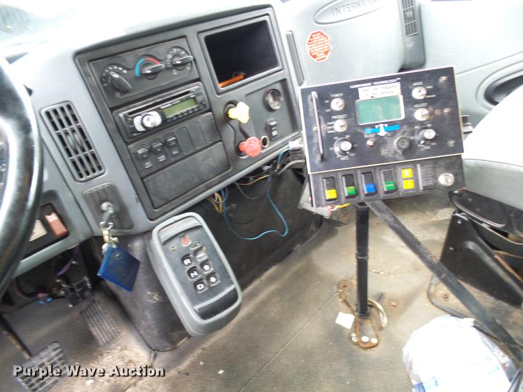 image for item DD8580 2002 International 7400 dump truck