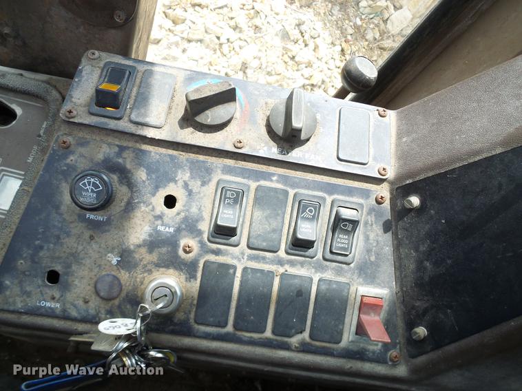 image for item DD8581 1995 Champion 720A motor grader