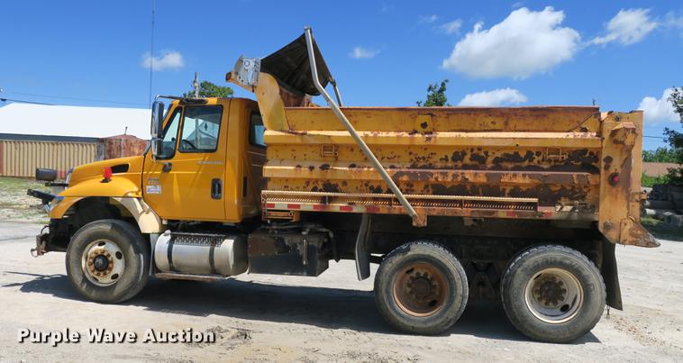 image for item DE3746 2006 International 7400 dump truck