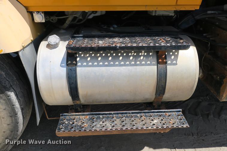 image for item DE3746 2006 International 7400 dump truck