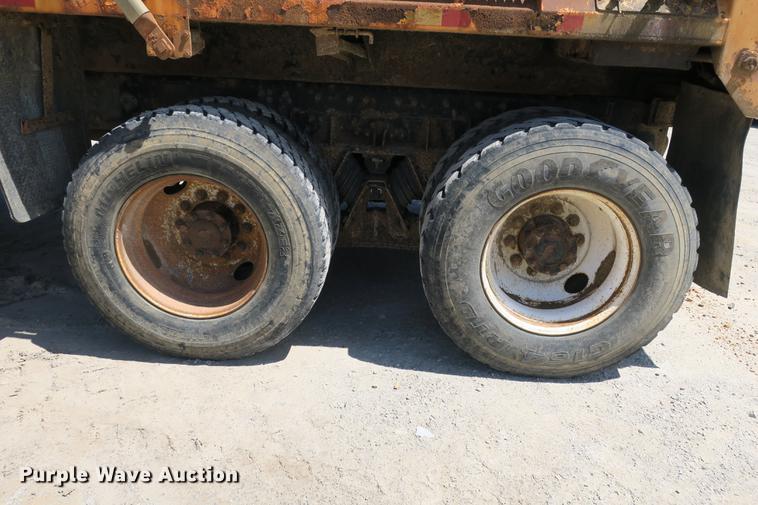 image for item DE3746 2006 International 7400 dump truck