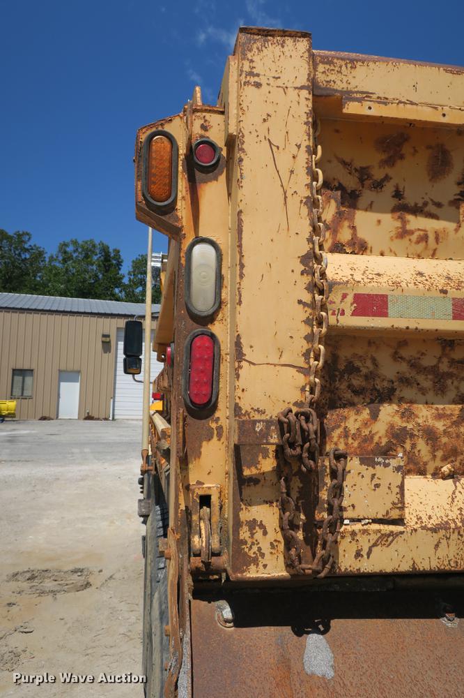 image for item DE3746 2006 International 7400 dump truck