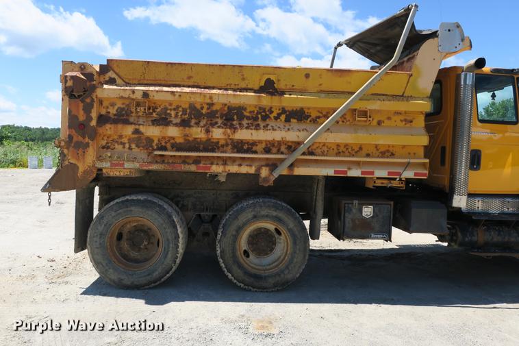 image for item DE3746 2006 International 7400 dump truck