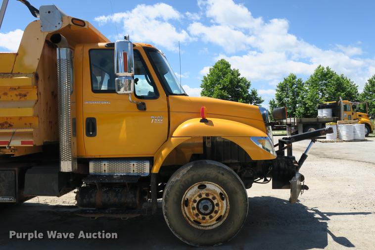 image for item DE3746 2006 International 7400 dump truck