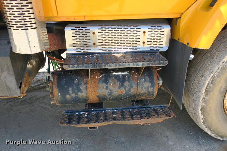 image for item DE3746 2006 International 7400 dump truck