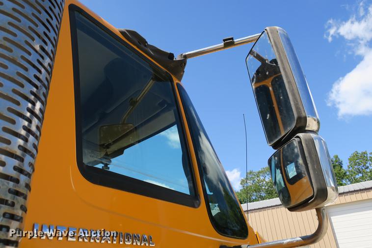 image for item DE3746 2006 International 7400 dump truck