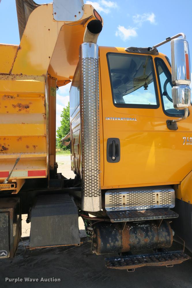 image for item DE3746 2006 International 7400 dump truck