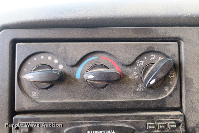 image for item DE3746 2006 International 7400 dump truck