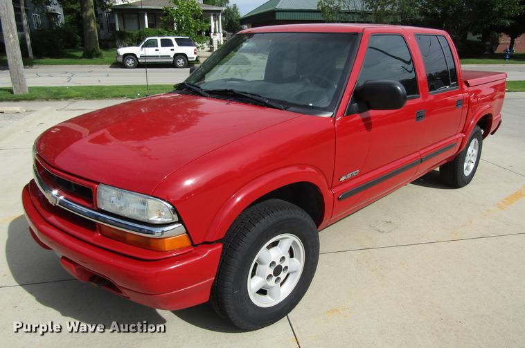 image for item DF3817 2003 Chevrolet S10 Crew Cab pickup truck