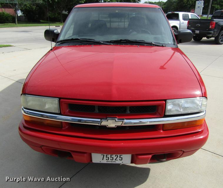 image for item DF3817 2003 Chevrolet S10 Crew Cab pickup truck