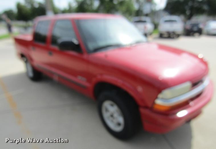 image for item DF3817 2003 Chevrolet S10 Crew Cab pickup truck