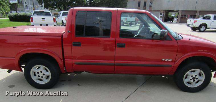image for item DF3817 2003 Chevrolet S10 Crew Cab pickup truck
