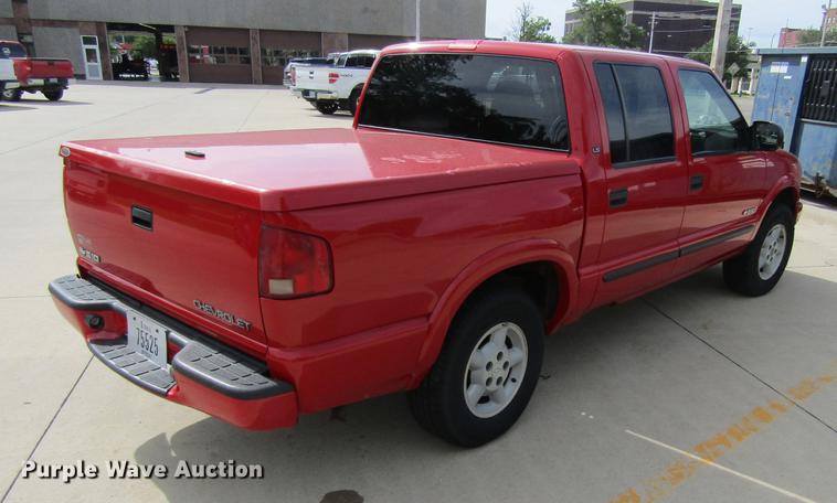 image for item DF3817 2003 Chevrolet S10 Crew Cab pickup truck