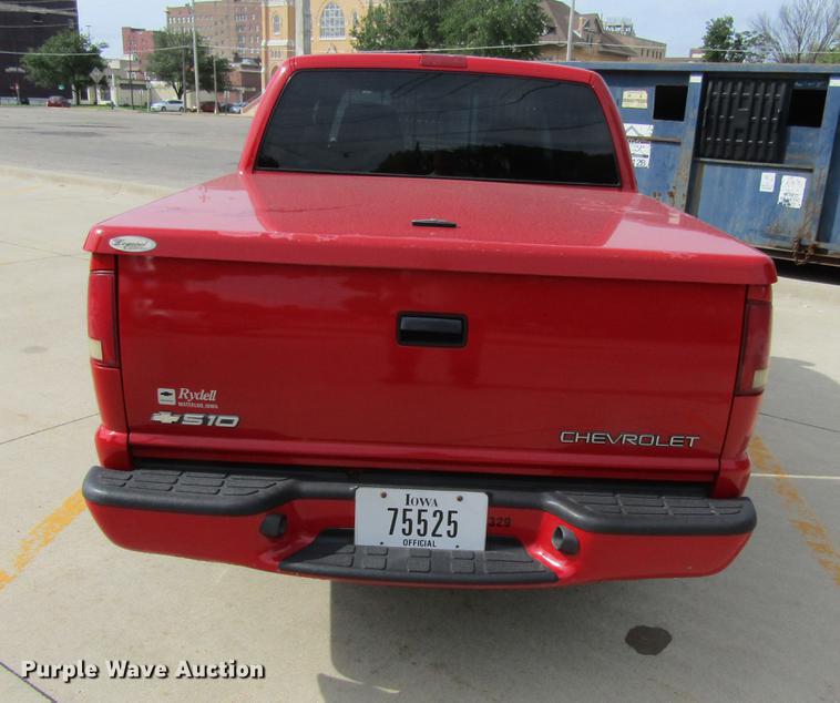 image for item DF3817 2003 Chevrolet S10 Crew Cab pickup truck