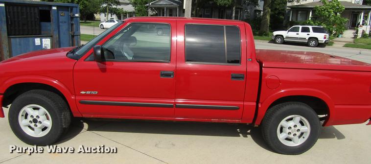 image for item DF3817 2003 Chevrolet S10 Crew Cab pickup truck