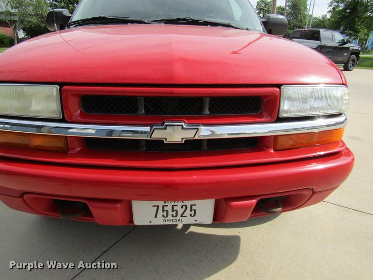 image for item DF3817 2003 Chevrolet S10 Crew Cab pickup truck