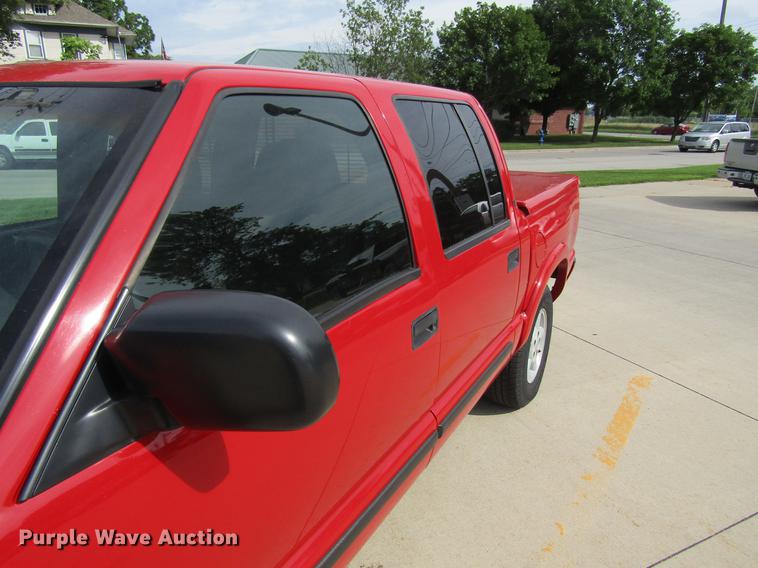 image for item DF3817 2003 Chevrolet S10 Crew Cab pickup truck