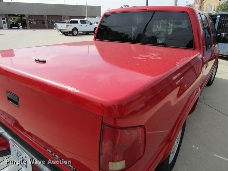 image for item DF3817 2003 Chevrolet S10 Crew Cab pickup truck