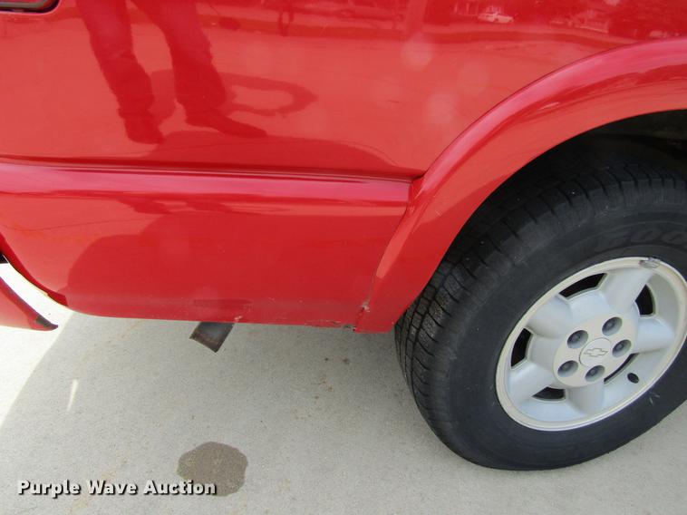 image for item DF3817 2003 Chevrolet S10 Crew Cab pickup truck